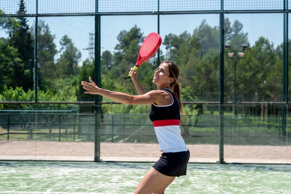 Dışarıda Padel oynayan kadın.