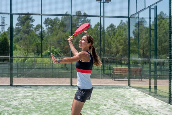 Kvinde spiller padel udendørs - Stock-foto