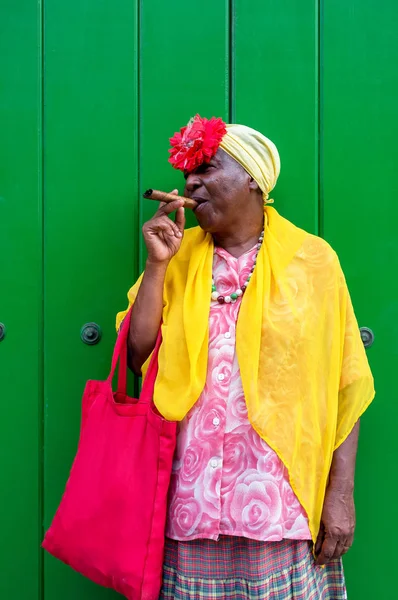 Old Cuban lady smoking a large cigar in La Havana, Cuba — Stock Photo, Image