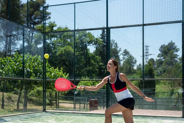 Nő játszik padel szabadban — Stock Fotó