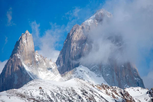 Día nublado en la cima de la montaña en El Chalten, Patagonia, Argentina — Foto de Stock