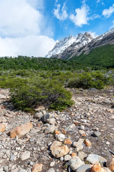 Cerro Torre, El Chalten, Patagonya, Arjantin 'deki dağ zirvesinde bulutlu bir gün.