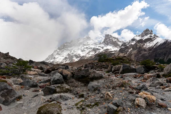 Dia nublado no cume da montanha em Cerro Torre, El Chalten, Patagônia, Argentina — Fotografia de Stock