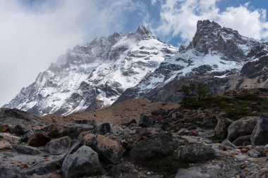 Cerro Torre, El Chalten, Patagonya, Arjantin 'deki dağ zirvesinde bulutlu bir gün.