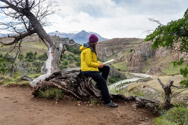 Una mujer excursionista mira un mapa en un día de trekking en El Chalten, Patagonia, Argentina. — Foto de Stock