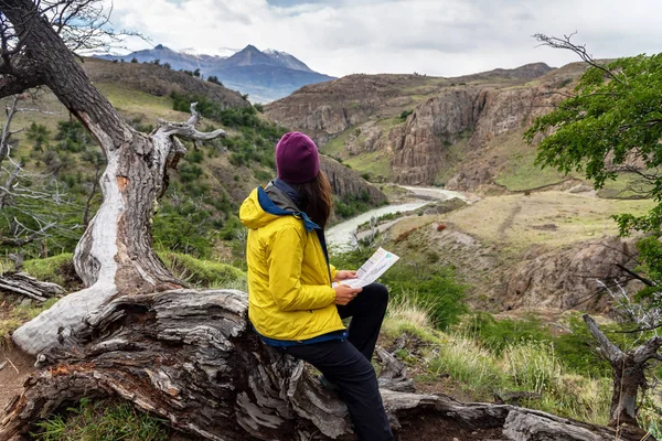 Turistka vypadá jako mapa v den trekking v El Chalten, Patagonia, Argentina — Stock fotografie