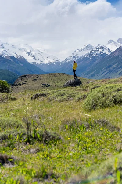 Une randonneuse regarde les montagnes à El Chalten, en Patagonie, en Argentine — Photo