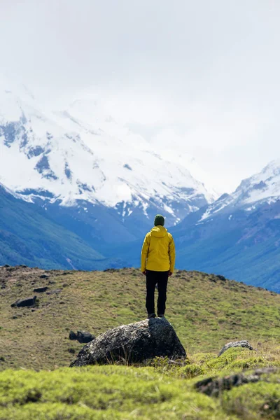 Um caminhante olha para as montanhas em El Chalten, Patagônia, Argentina — Fotografia de Stock