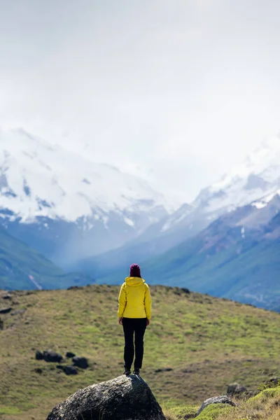 Una mujer excursionista mira a las montañas de El Chalten, Patagonia, Argentina. — Foto de Stock