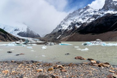 Laguna Torre 'de buz kütleleri, El Chalten' deki Buzul Ulusal Parkı, Patagonya, Arjantin