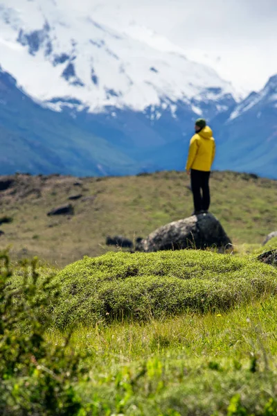 Turista se dívá přes hory v El Chalten, Patagonia, Argentina — Stock fotografie