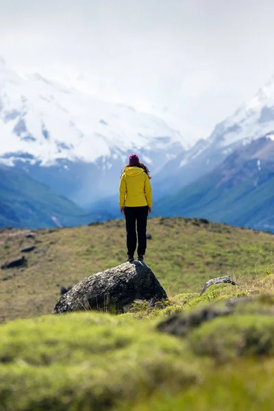 Egy túrázó nő néz át a hegyeken El Chalten, Patagónia, Argentína — Stock Fotó