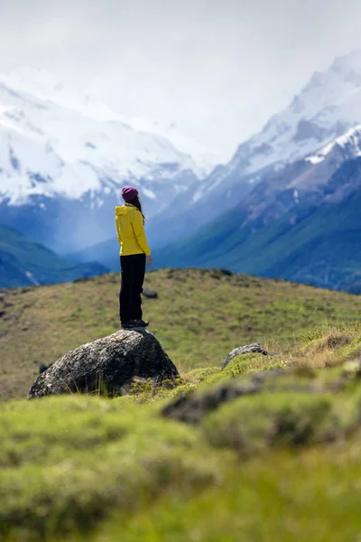 Egy túrázó nő néz át a hegyeken El Chalten, Patagónia, Argentína — Stock Fotó