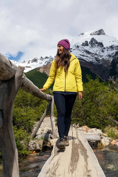 Woman with a yellow jacket trekking in El Chalten, Patagonia — Stock Photo, Image