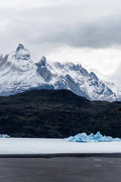 Несколько льдин на озере Ин-Сьер-Грей, национальный парк Торрес-дель-Пайне, Чили — стоковое фото