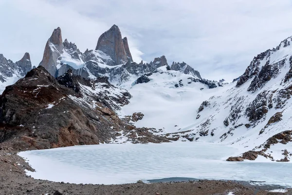 A Jeges-tó olvad a Fitz Roy hegy lábánál, Patagóniában, Argentínában — Stock Fotó