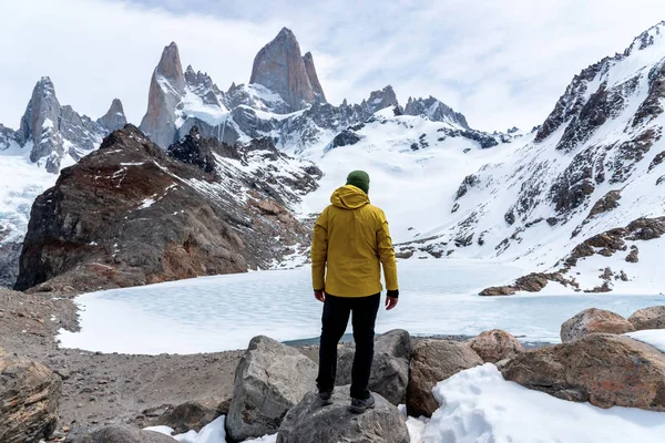 Egy sárga kabátos túrázó a Fitz Roy hegy lábánál Patagóniában, Argentínában. — Stock Fotó