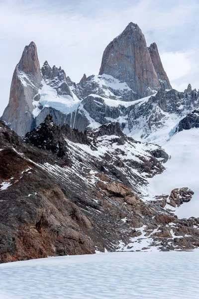 A Jeges-tó olvad a Fitz Roy hegy lábánál, Patagóniában, Argentínában — Stock Fotó