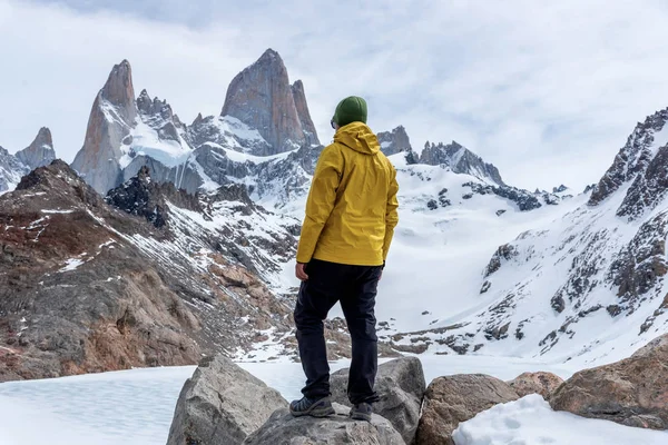 アルゼンチンのパタゴニアにあるフィッツ・ロイ山の麓に黄色いジャケットを着たハイカー — ストック写真