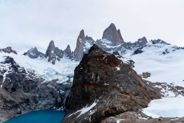 Fitz Roy Dağı 'nın zirvesinde bulutlu bir gün Buzul Ulusal Parkı, Patagonya, Arjantin