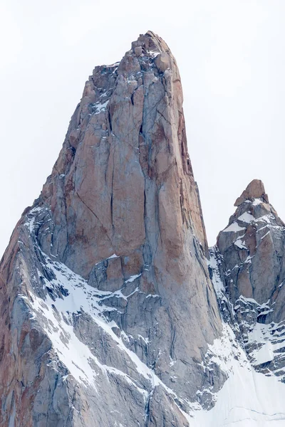 Cloudy day on the top of Fitz Roy Mountain in Glaciers National Park, Patagonia, Argentina — Fotografia de Stock