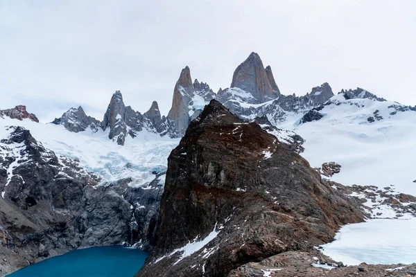 Molnig dag på toppen av Fitz Roy Mountain i Glaciers National Park, Patagonien, Argentina — Stockfoto