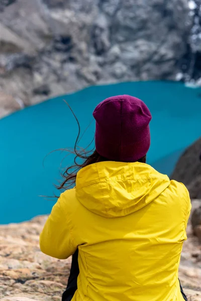 아르헨티나 파타고니아의 피츠 로이 산 기슭에 노란 재킷을 입고 있는 등산객 — 스톡 사진