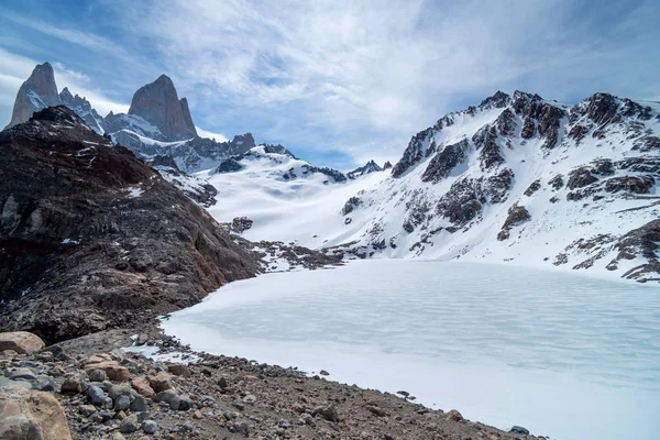 아르헨티나 파타고니아의 피츠 로이 산기슭에서 녹고 있는 얼음 호수 — 스톡 사진