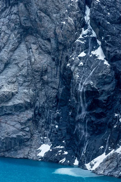 Καταρράκτης στη λίμνη της κορυφής του Fitz Roy Mountain στο Εθνικό Πάρκο Παγετώνων, Παταγονία, Αργεντινή — Φωτογραφία Αρχείου