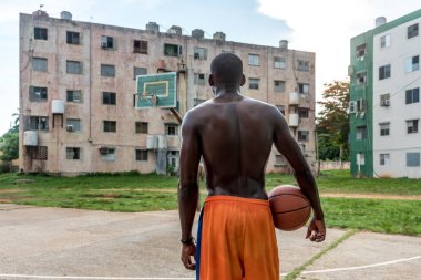 Siyah adamın Küba 'daki açık hava sahasında basketbol oynaması  