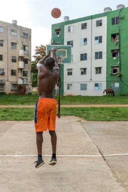 Siyah adamın Küba 'daki açık hava sahasında basketbol oynaması  