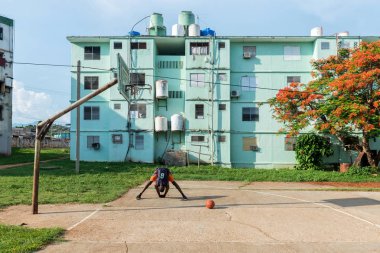 Genç Afrikalı Amerikalı adam Küba 'daki açık hava mahkemesinde egzersiz yapıyor.