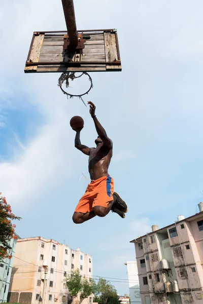 Genç Afrikalı Amerikalı Adam Küba 'da açık havada basketbol oynuyor. — Stok fotoğraf