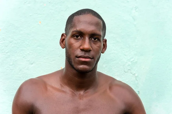 Porträt eines Afroamerikaners, der nach einem Basketballspiel in Trinidad, Kuba, schwitzt — Stockfoto