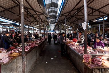 14 Mart 2019: Çin 'in Yunnan kentindeki antik Xizhou köyünde açık hava pazarı