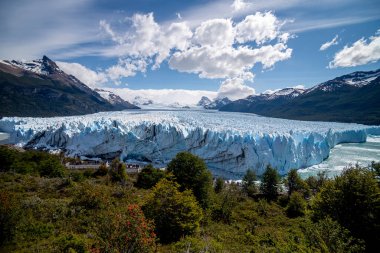 Los Glaciares Ulusal Parkı 'nda güneşli bir günde The Perito Moreno Buzulu' nun manzarası. Arjantin