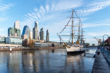 3 Kasım 2019: Porto Madero 'nun Vews' i ve Başkan Sarmiento 'nun fırkateyni rıhtımda. Buenos Aires, Arjantin