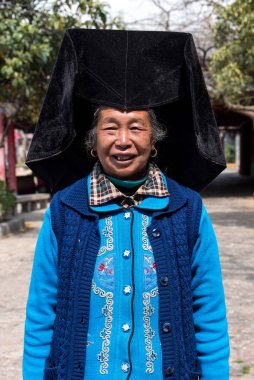 Mart, 16. 2019: Yi etnik grubundan yaşlı kadın, Lijiang, Yunnan, Çin
