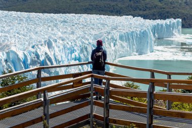Ses noktasından buzulu gören dişi bir turist. Perito moreno, Arjantin