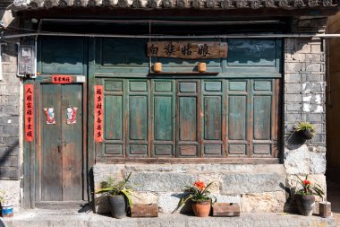 14 Mart 2019 Xizhou, Yunnan, Çin 'in tarihi merkezindeki eski bir dükkanın cephesi.