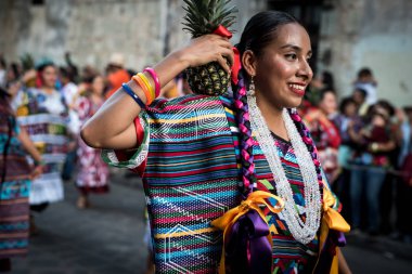 28 Temmuz 2019: Meksika 'nın Oaxaca kentindeki Guelaguetza festivalinde geleneksel olarak giyinmiş Meksikalı bir kadın geçit töreninde