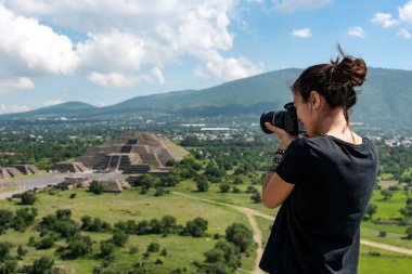 Tehotihuacan 'ın fotoğraflarını çeken bir turist.