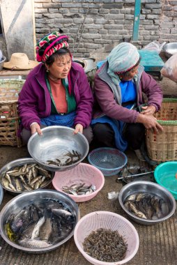 14 Mart 2019: Bai etnik grubundan yaşlı kadınlar Çin 'in Yunnan kentindeki Xizhou pazarında balık satıyor