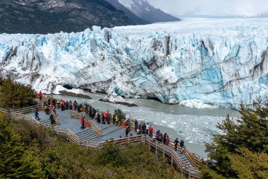 5 Aralık 2019: Perito Moreno Buzulu 'nu bir platformdan izleyen turistler. Perito Moreno, Arjantin
