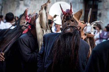 28 Temmuz 2019: Meksika, Oaxaca 'daki Guelaguetza festivalinde maskeli göstericiler