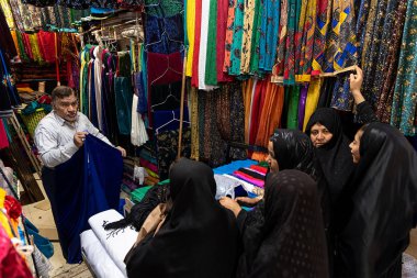 3 Mart 2019: Pazarda İslami kıyafet satıcısı (tesettür, peçe ve fular). İsfahan, İran