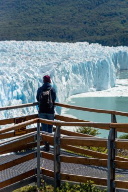 Ses noktasından buzulu gören dişi bir turist. Perito moreno, Arjantin