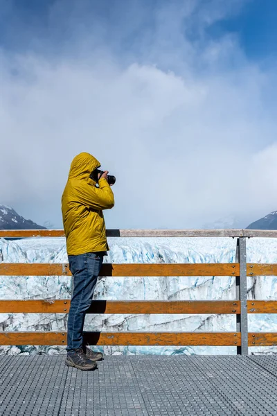 Tourist photographing glacier on a dslr camera  from a viewpoint. Perito moreno, Argentina — Fotografia de Stock