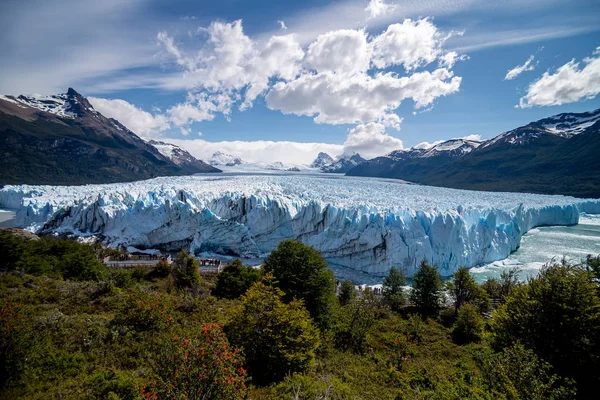 Views of The Perito Moreno Glacier on a sunny day located in the Los Glaciares National Park. Argentina — Fotografia de Stock