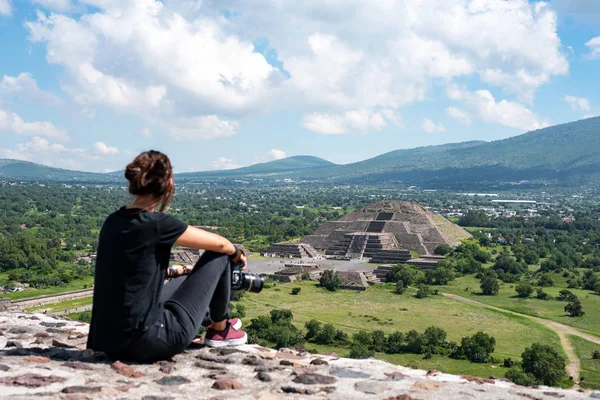 Turist Tehotihuacan 'ın manzarasına bakıyor